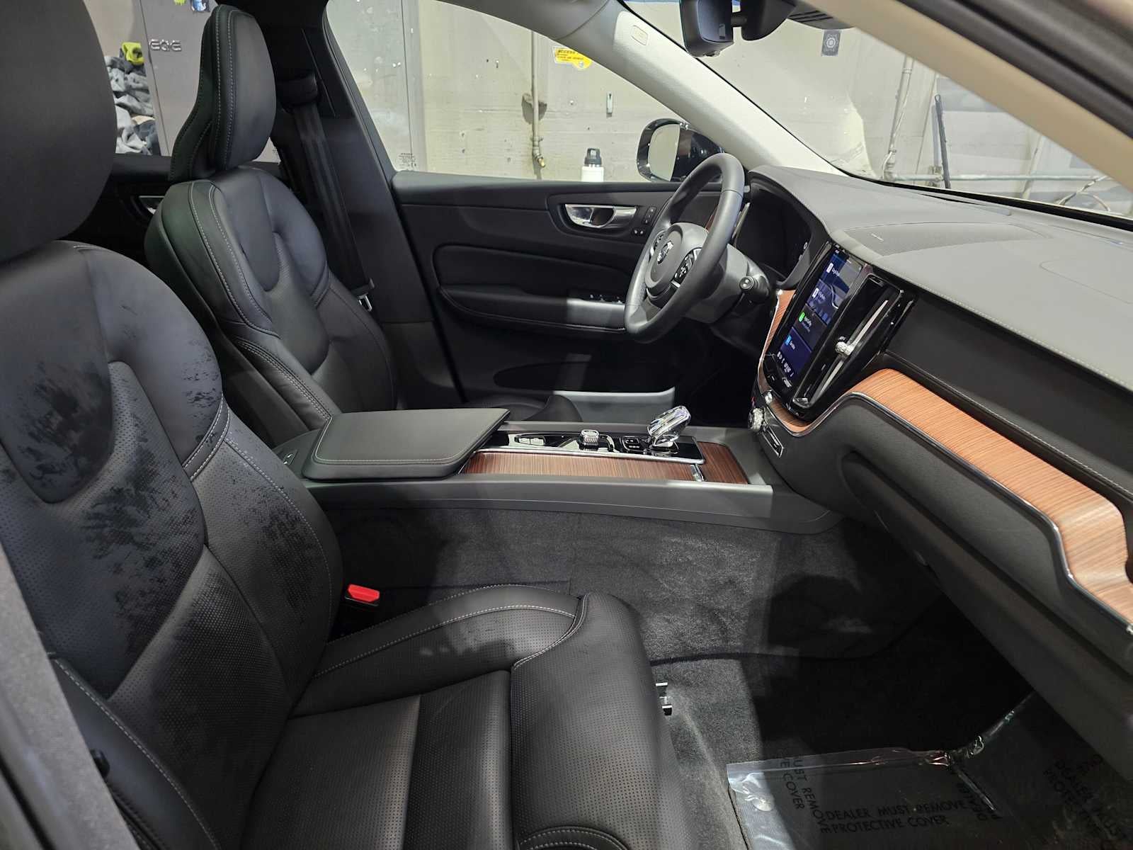 2023 Volvo XC60 Recharge Plug-In Hybrid Ultimate Dark Theme