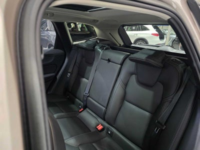 2023 Volvo XC60 Recharge Plug-In Hybrid Ultimate Dark Theme