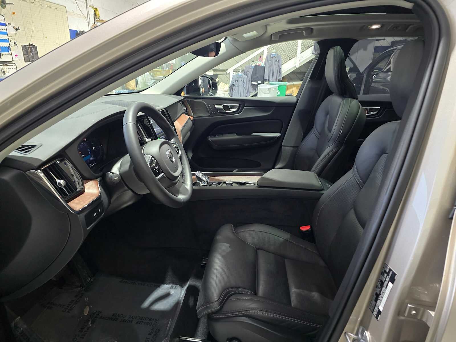 2023 Volvo XC60 Recharge Plug-In Hybrid Ultimate Dark Theme