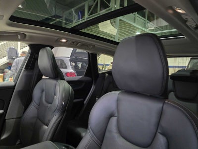 2023 Volvo XC60 Recharge Plug-In Hybrid Ultimate Dark Theme