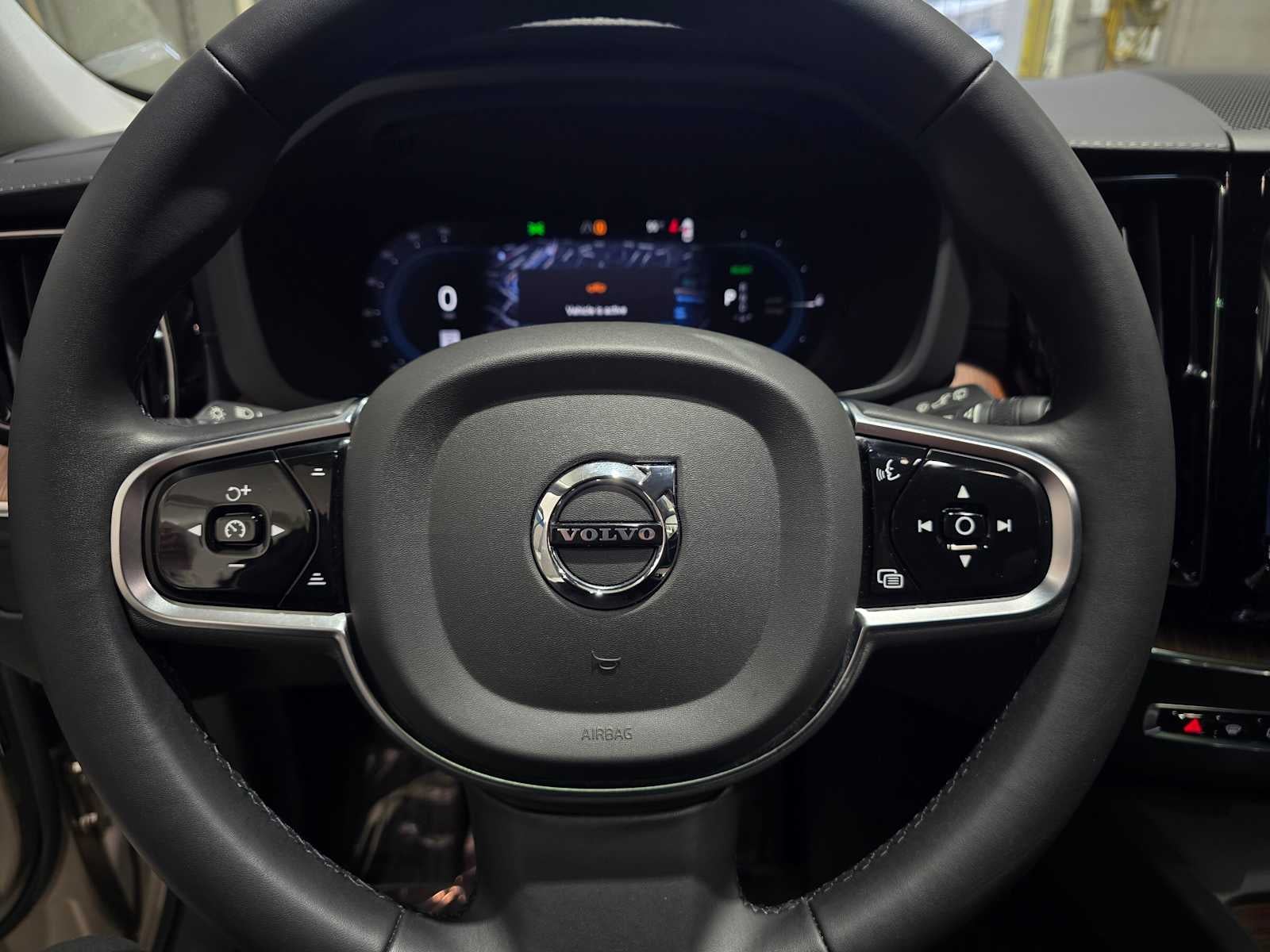 2023 Volvo XC60 Recharge Plug-In Hybrid Ultimate Dark Theme