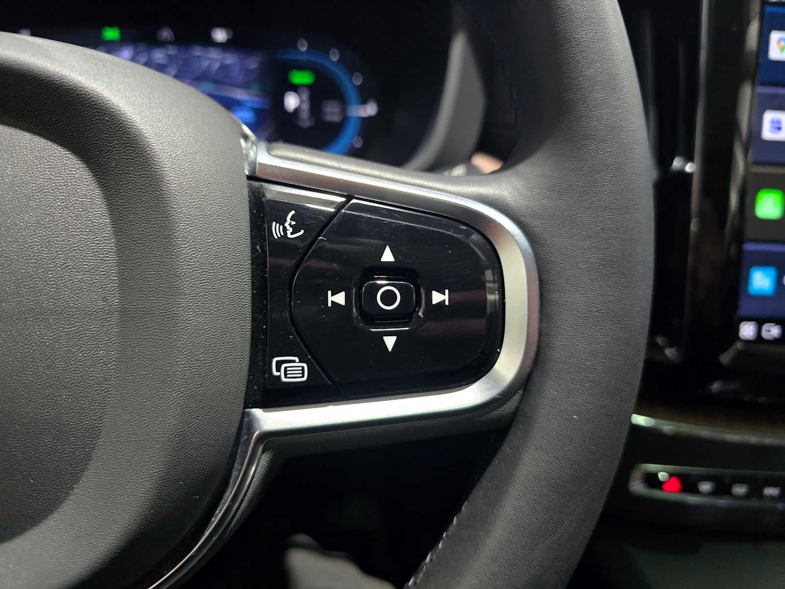 2023 Volvo XC60 Recharge Plug-In Hybrid Ultimate Dark Theme