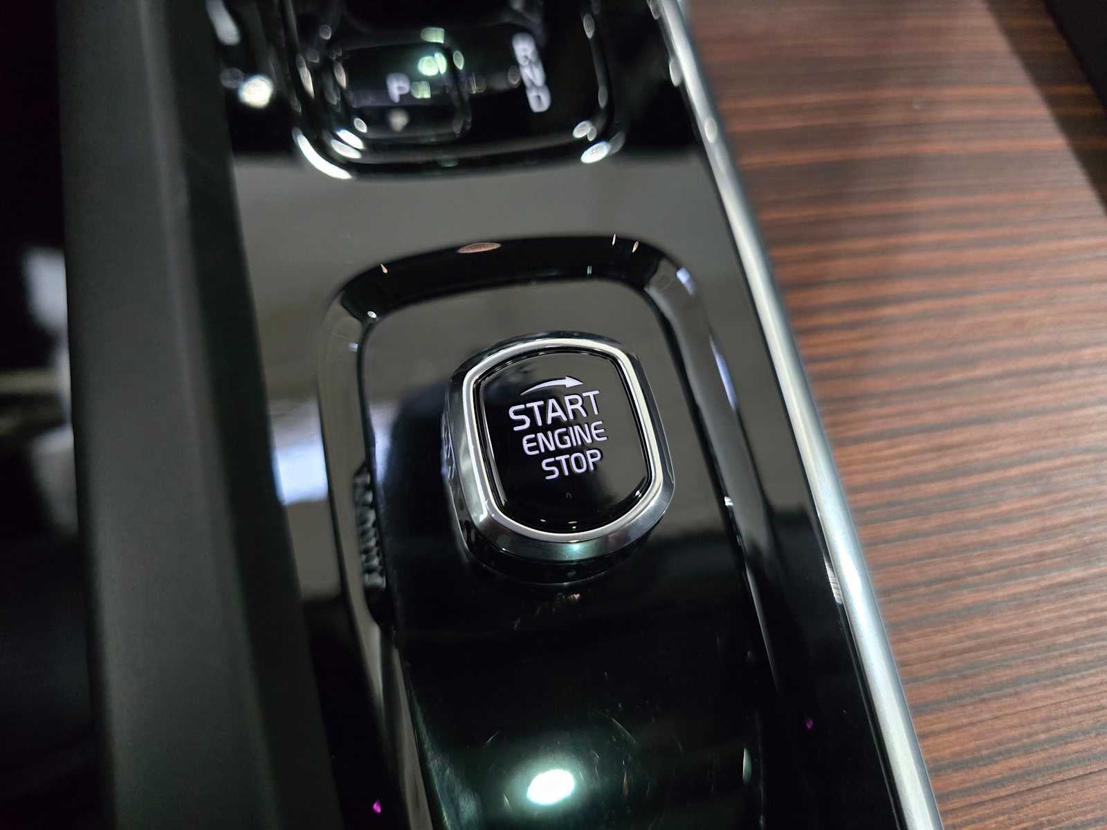 2023 Volvo XC60 Recharge Plug-In Hybrid Ultimate Dark Theme