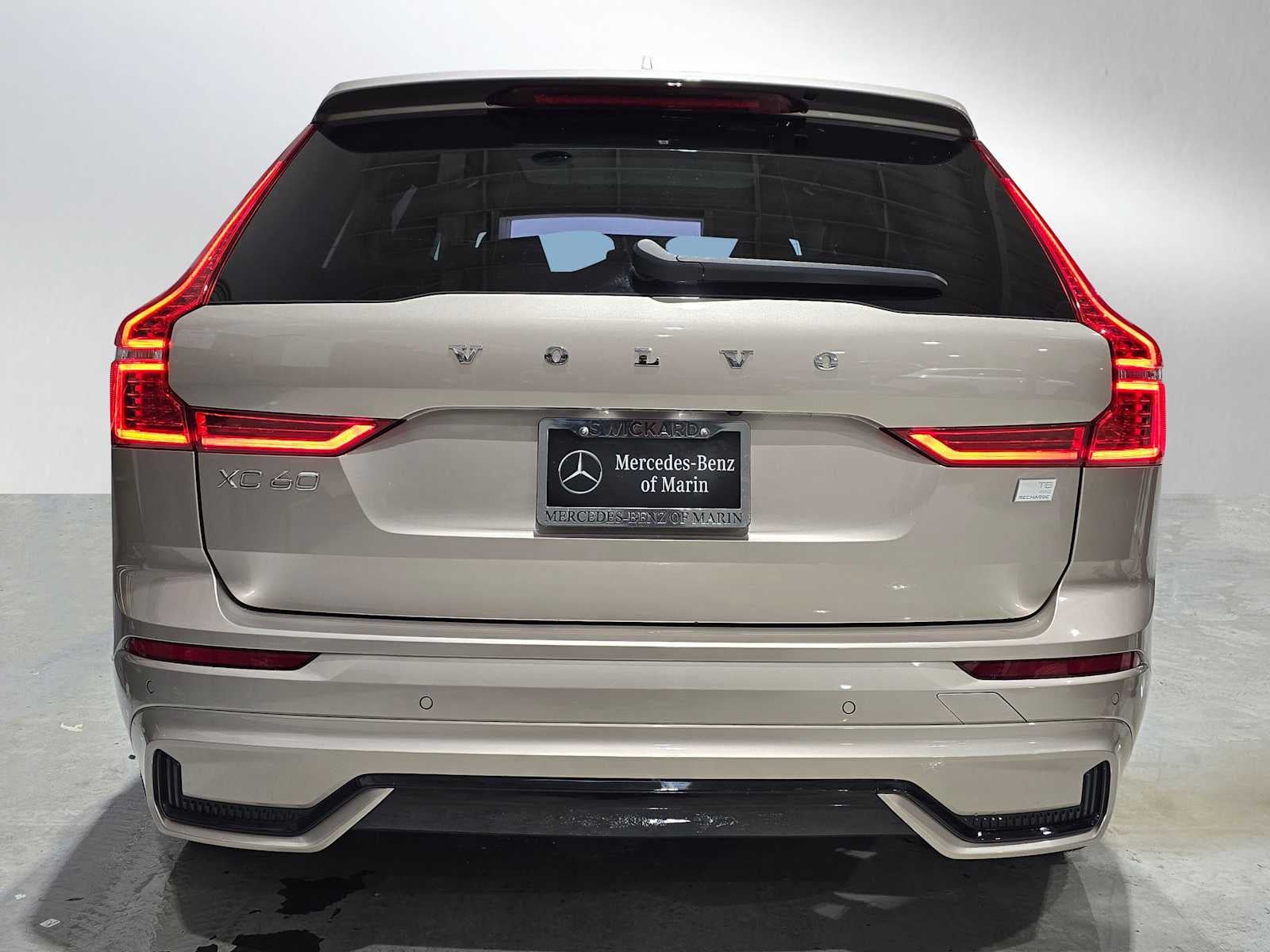 2023 Volvo XC60 Recharge Plug-In Hybrid Ultimate Dark Theme
