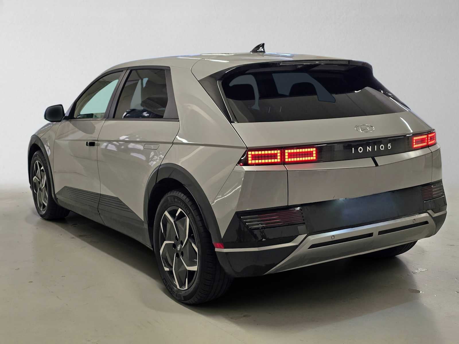 2024 Hyundai IONIQ 5 SE Standard Range