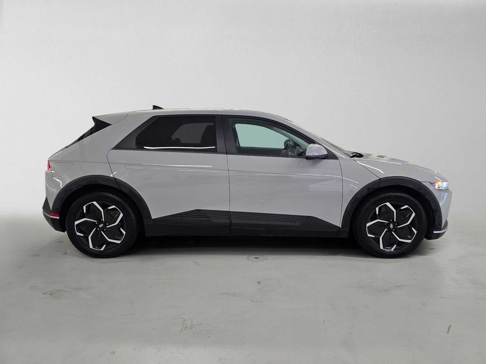 2024 Hyundai IONIQ 5 SE Standard Range