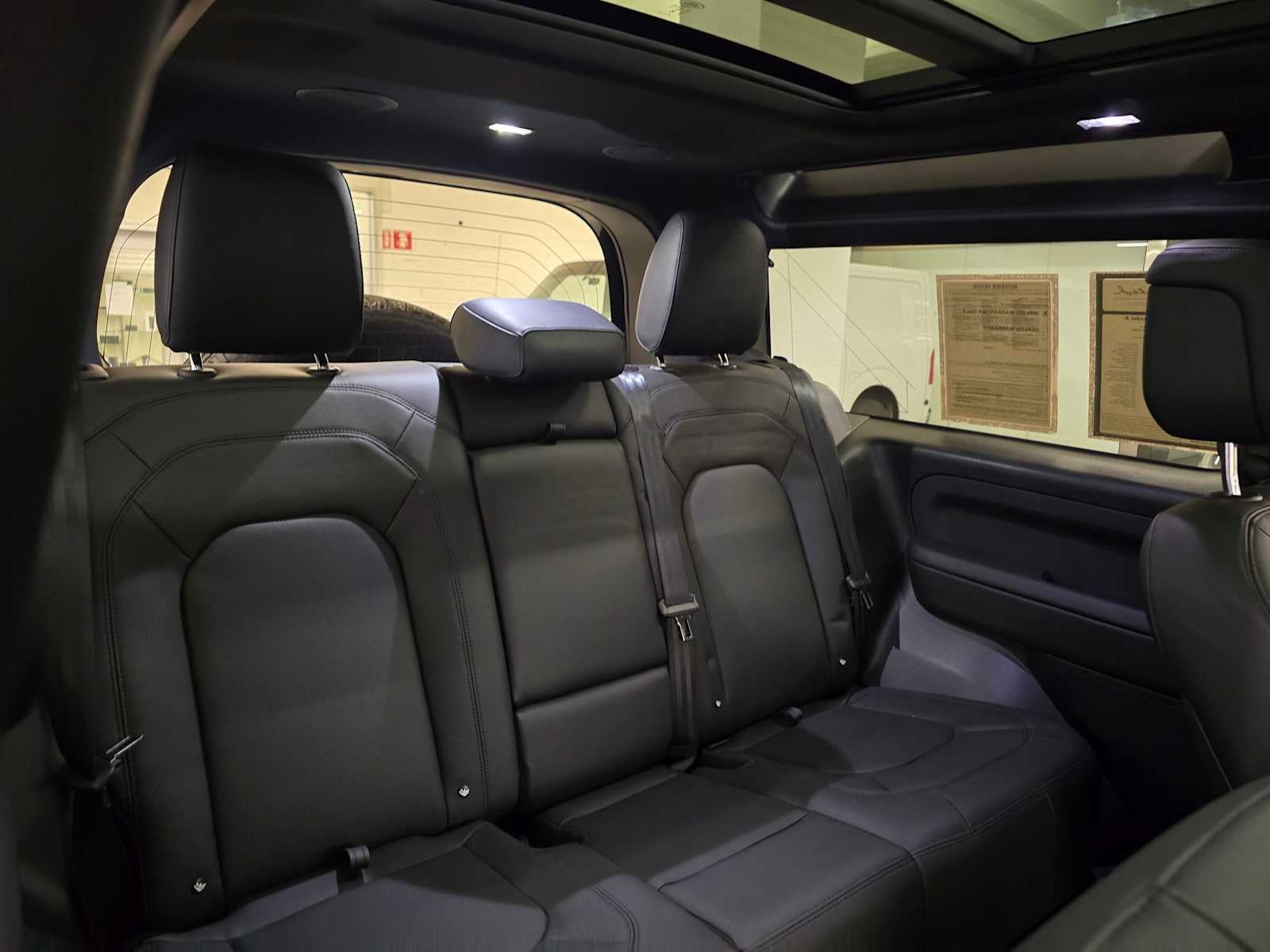 2025 Land Rover Defender X-Dynamic SE 90 P400