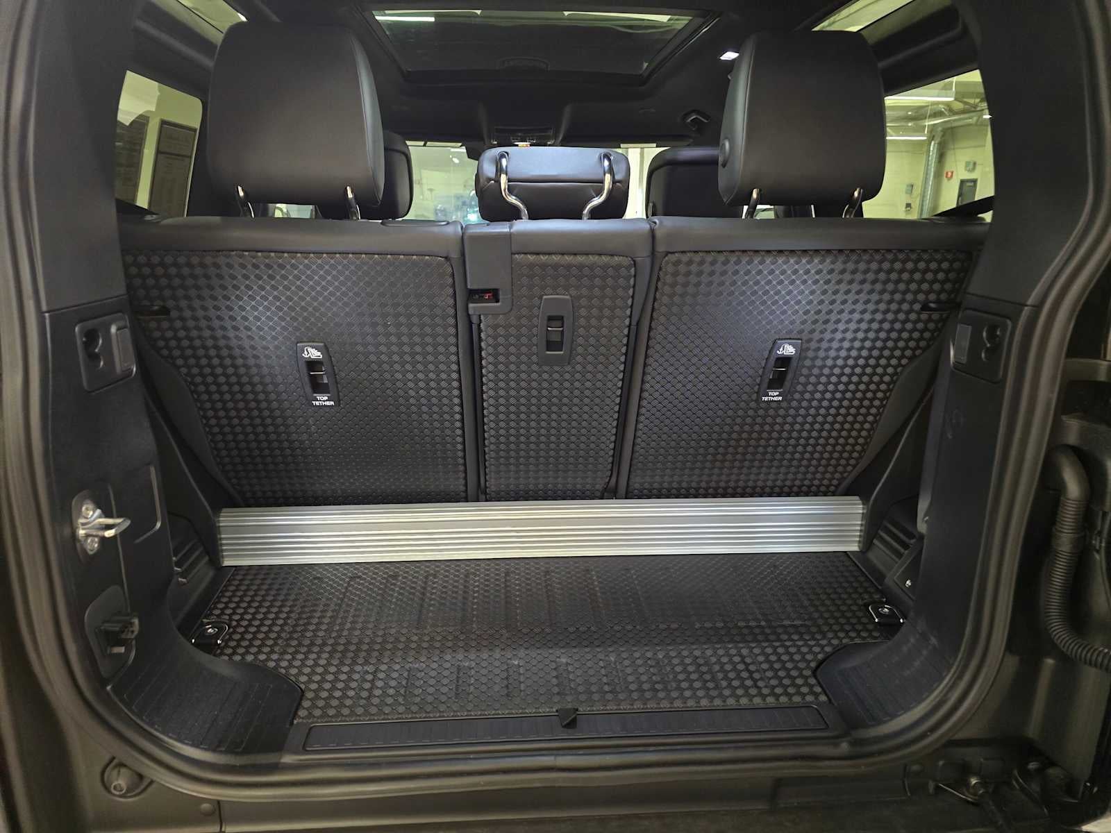 2025 Land Rover Defender X-Dynamic SE 90 P400