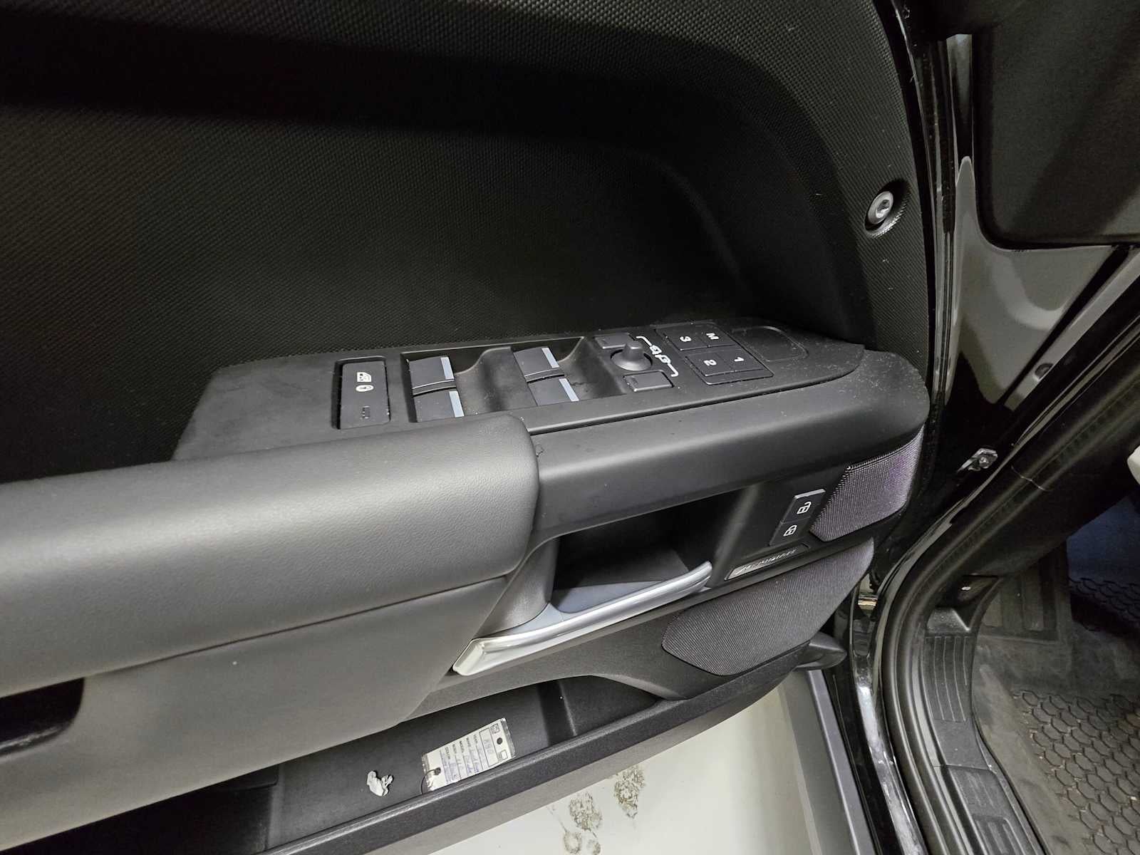 2025 Land Rover Defender S 110 P400