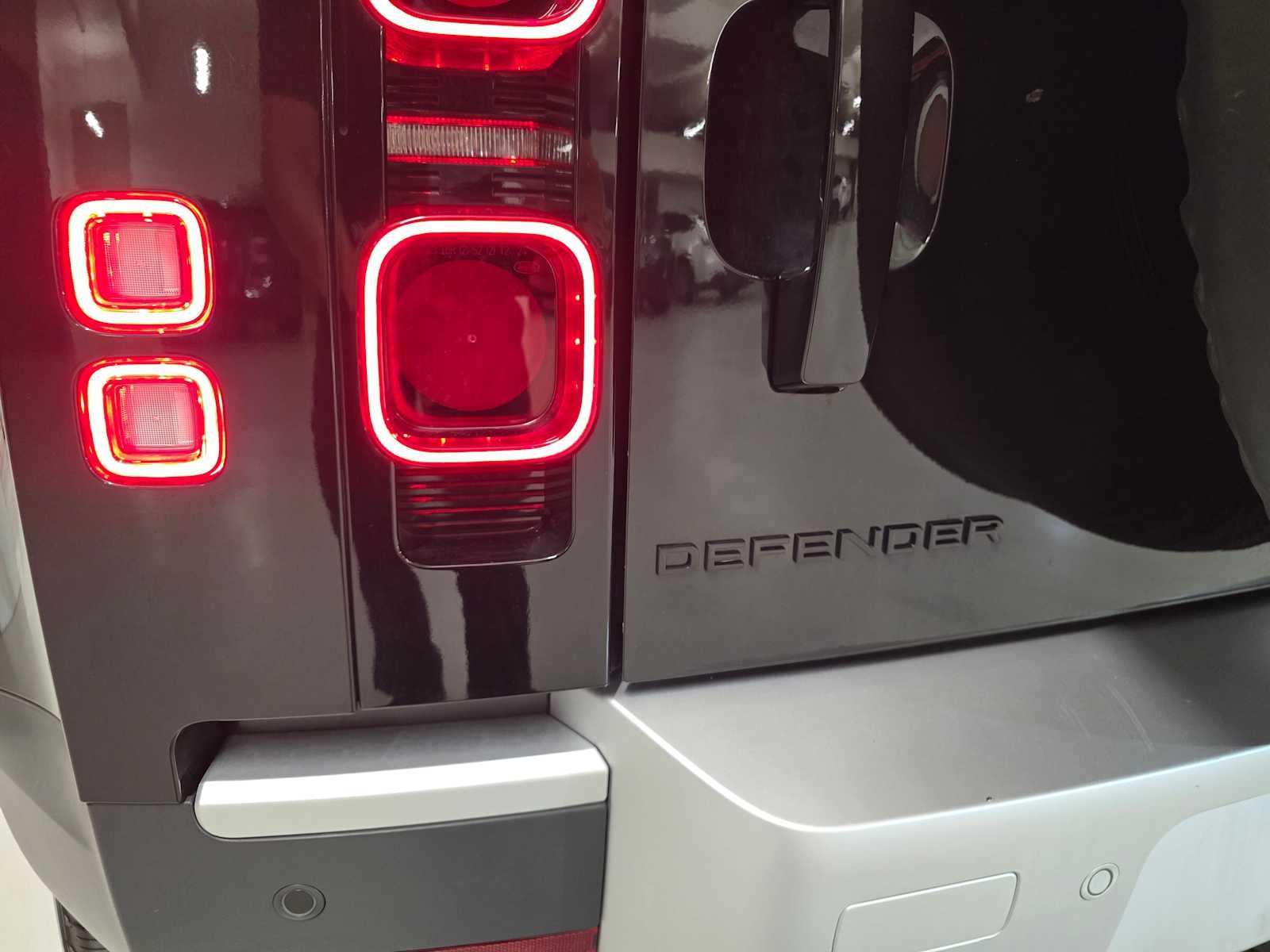 2025 Land Rover Defender S 110 P300