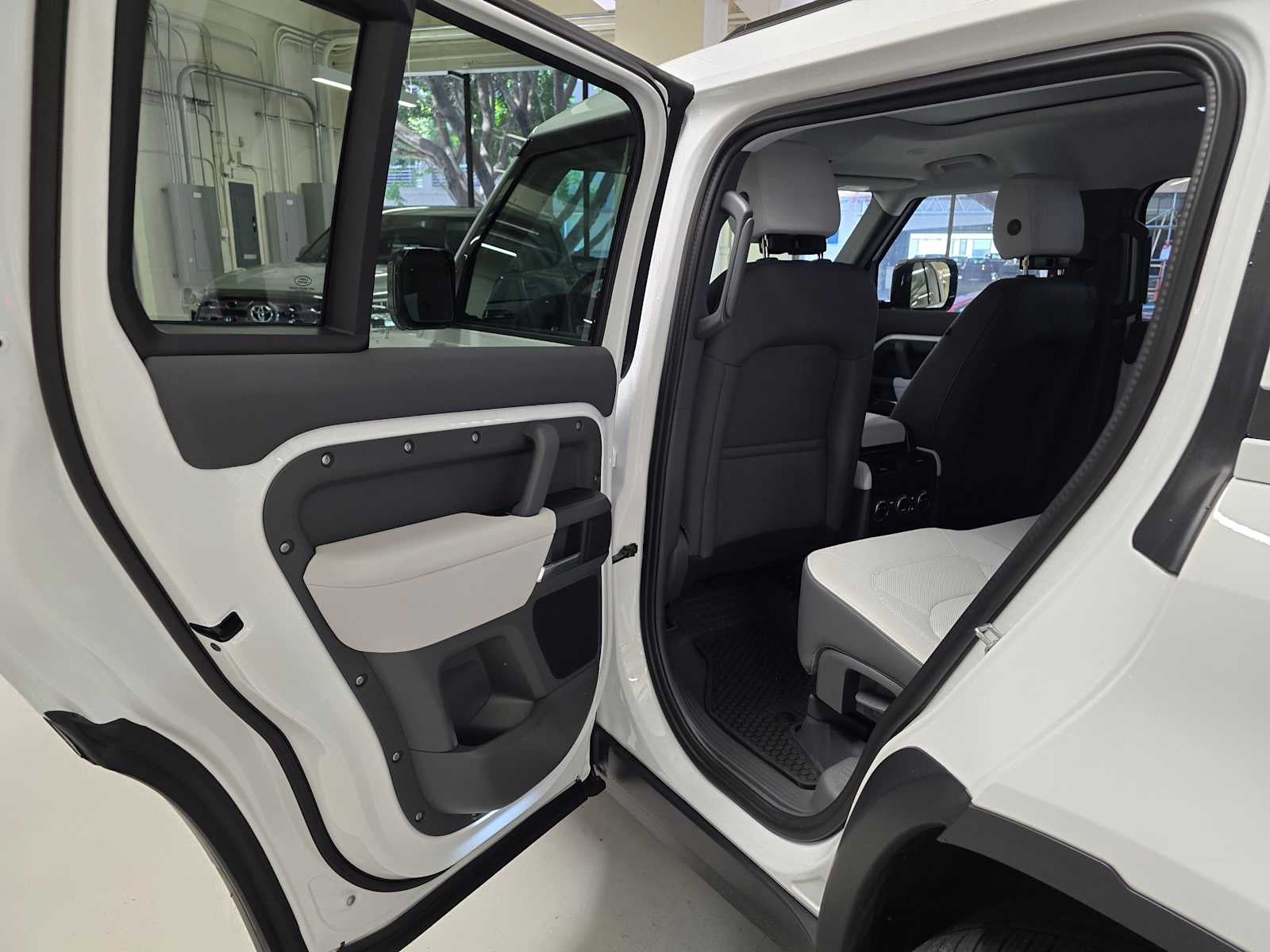 2025 Land Rover Defender S 130 P400