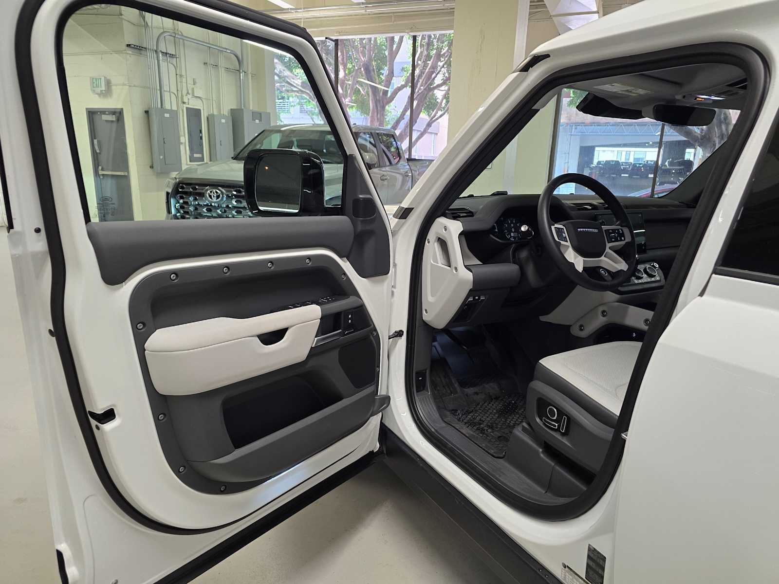 2025 Land Rover Defender S 130 P400