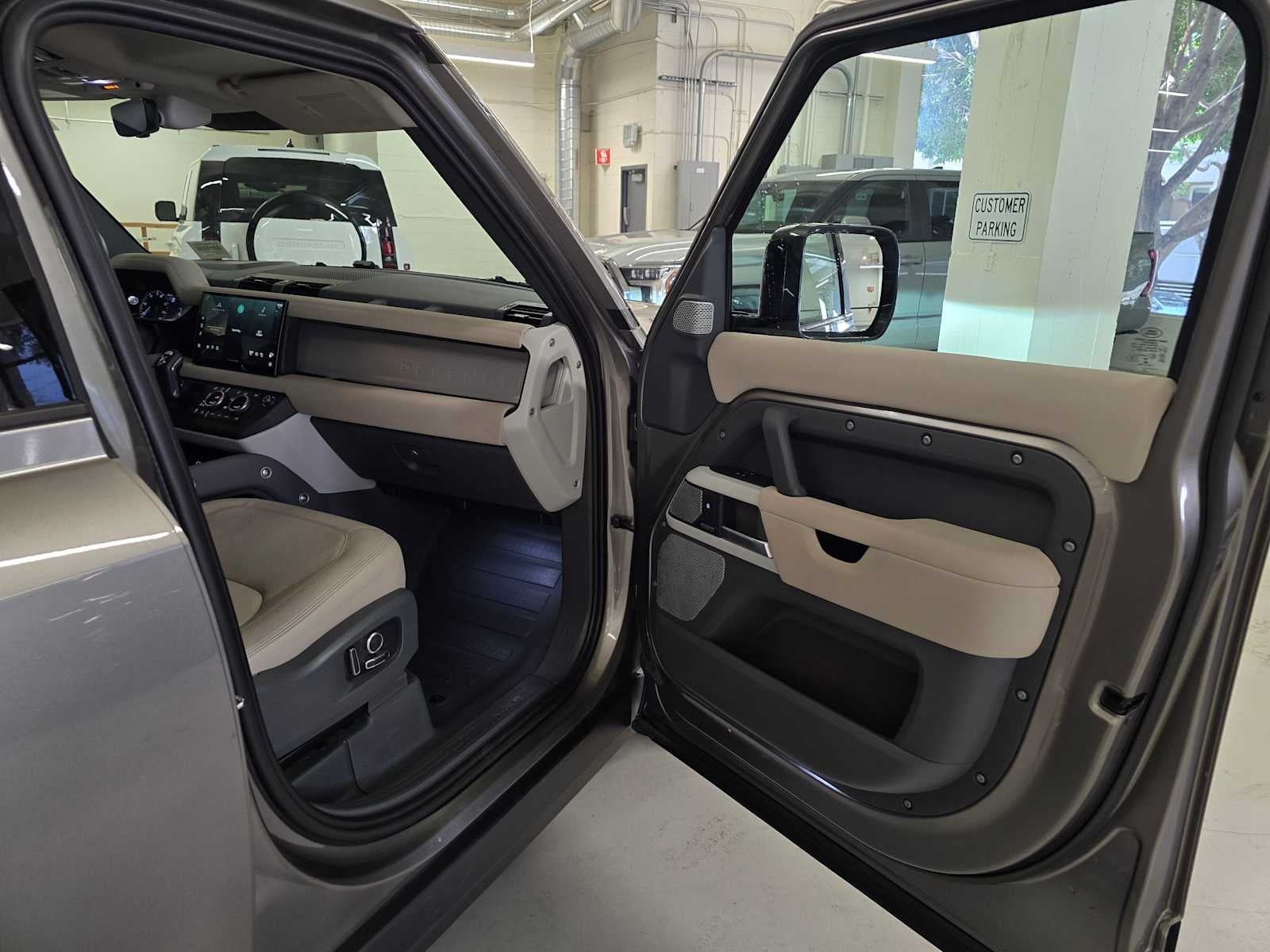 2023 Land Rover Defender SE 130 AWD