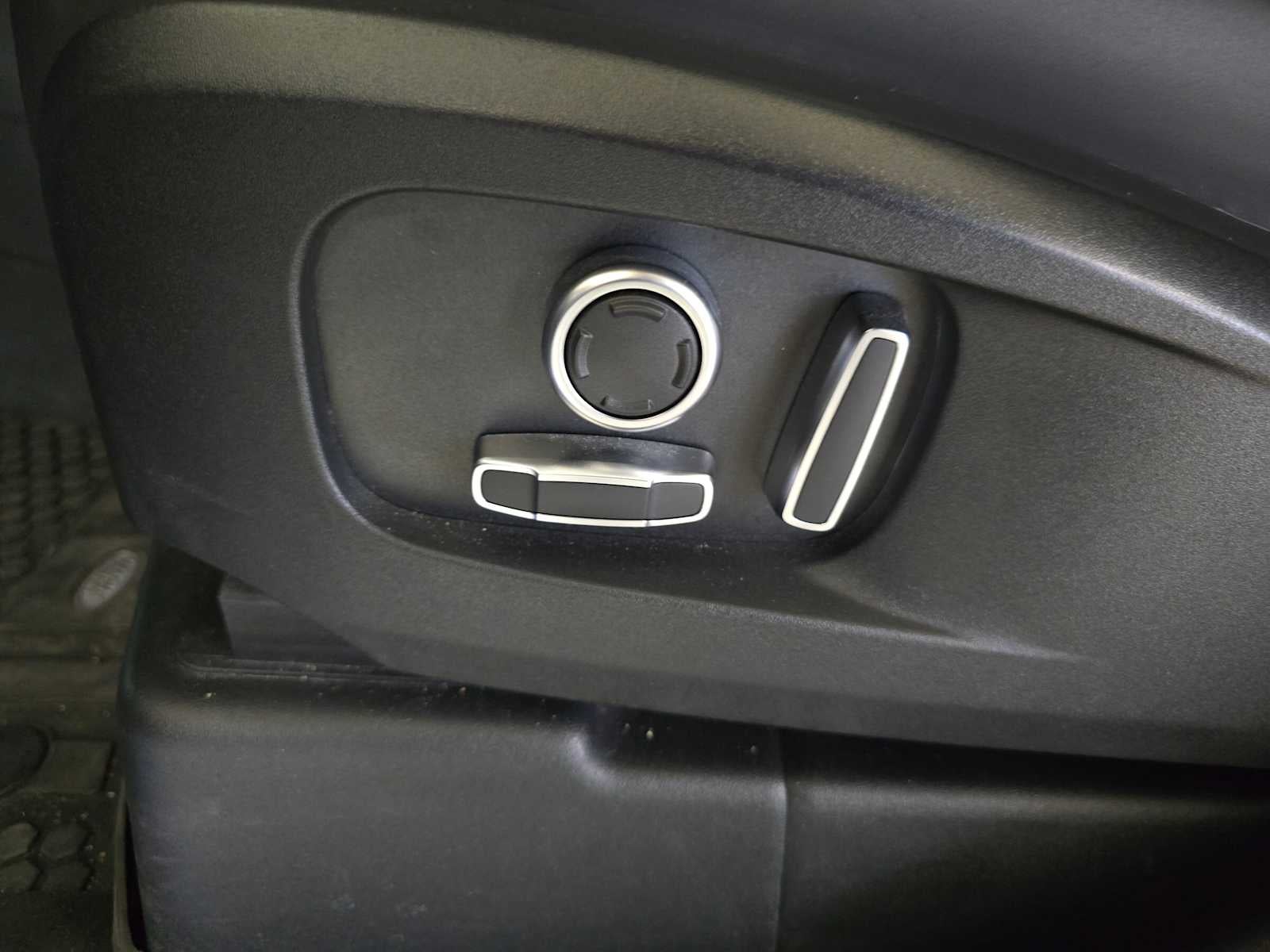 2024 Land Rover Defender Outbound 130 P400