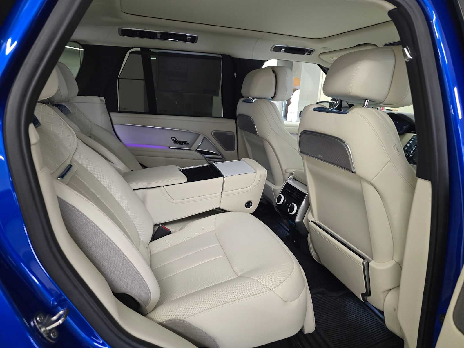 2025 Land Rover Range Rover SV