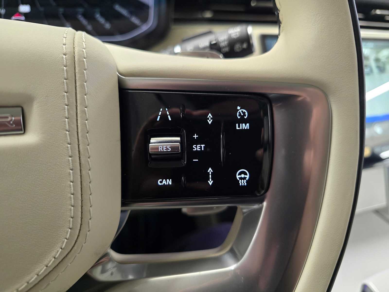 2025 Land Rover Range Rover SV