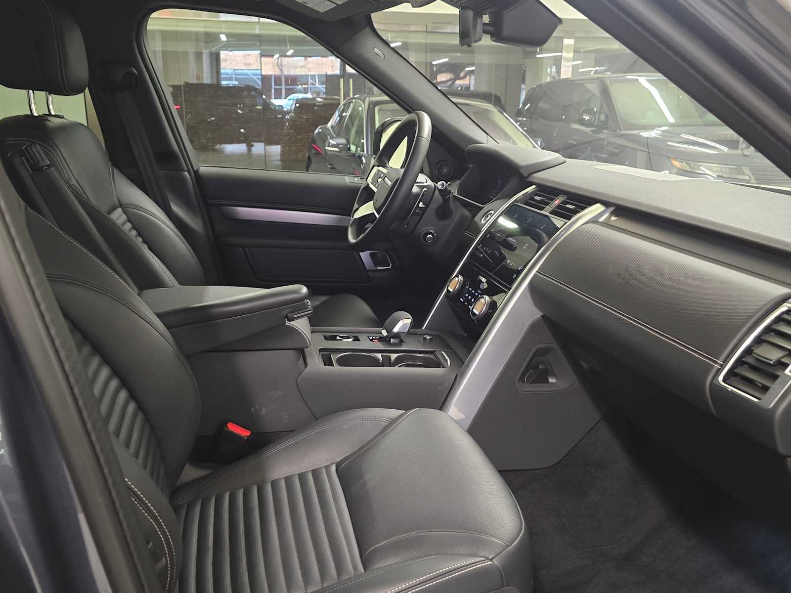 2025 Land Rover Discovery Dynamic SE