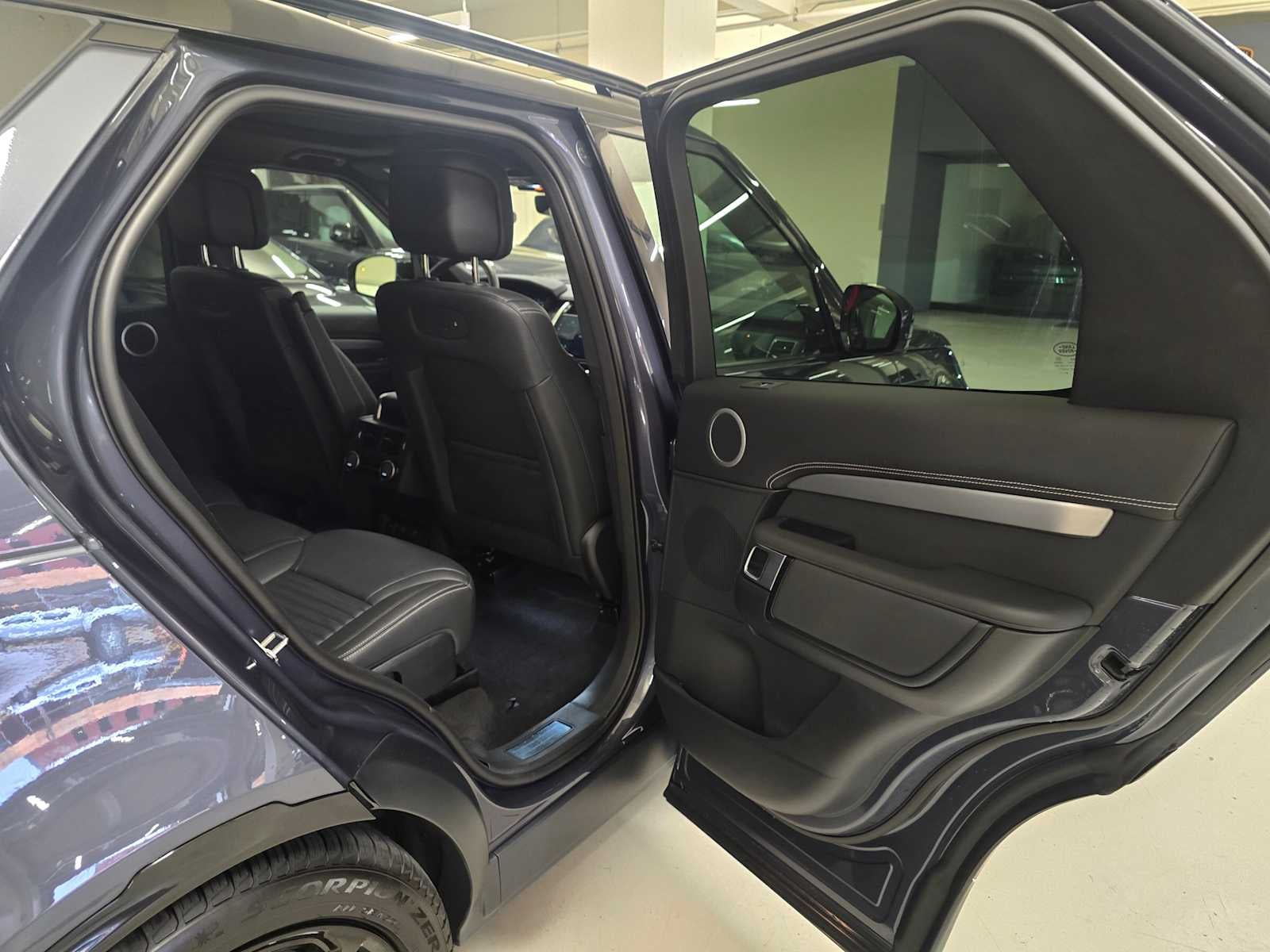 2025 Land Rover Discovery Dynamic SE