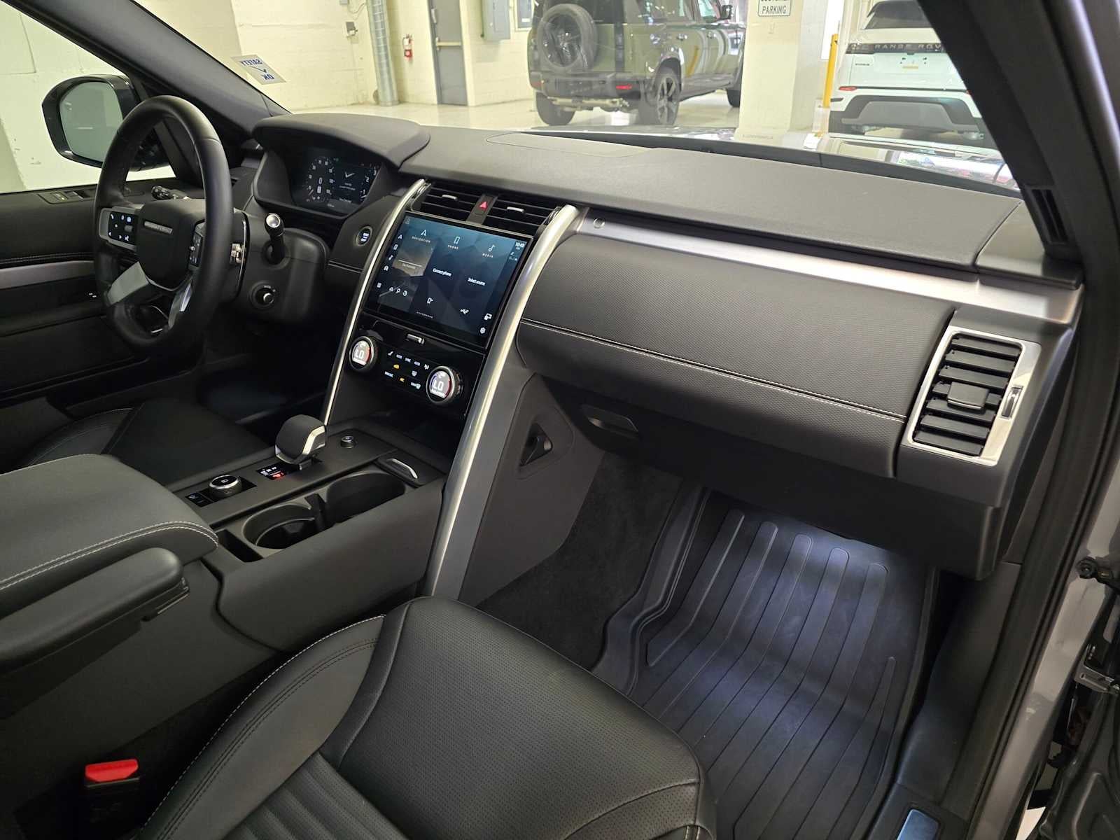 2025 Land Rover Discovery Dynamic SE