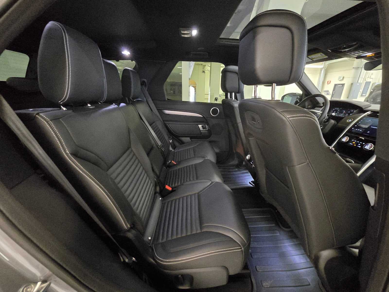 2025 Land Rover Discovery Dynamic SE