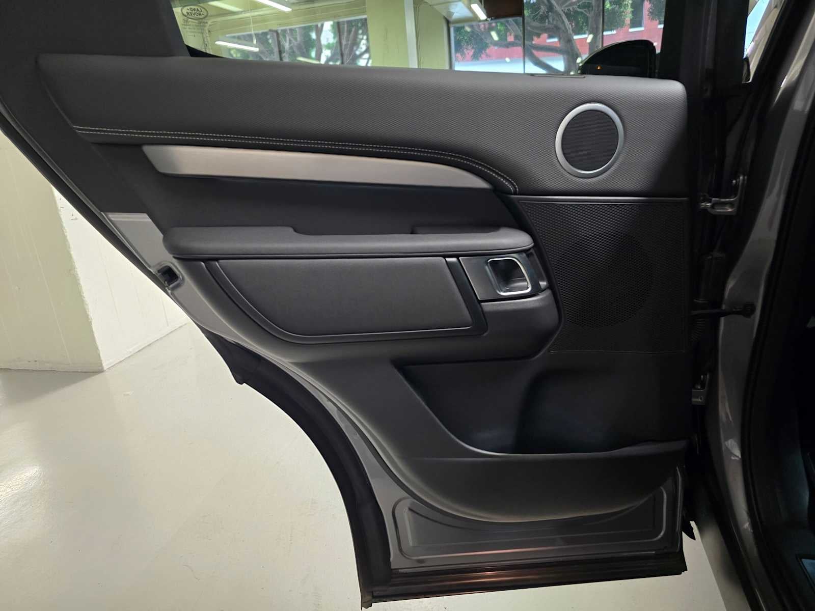 2025 Land Rover Discovery Dynamic SE