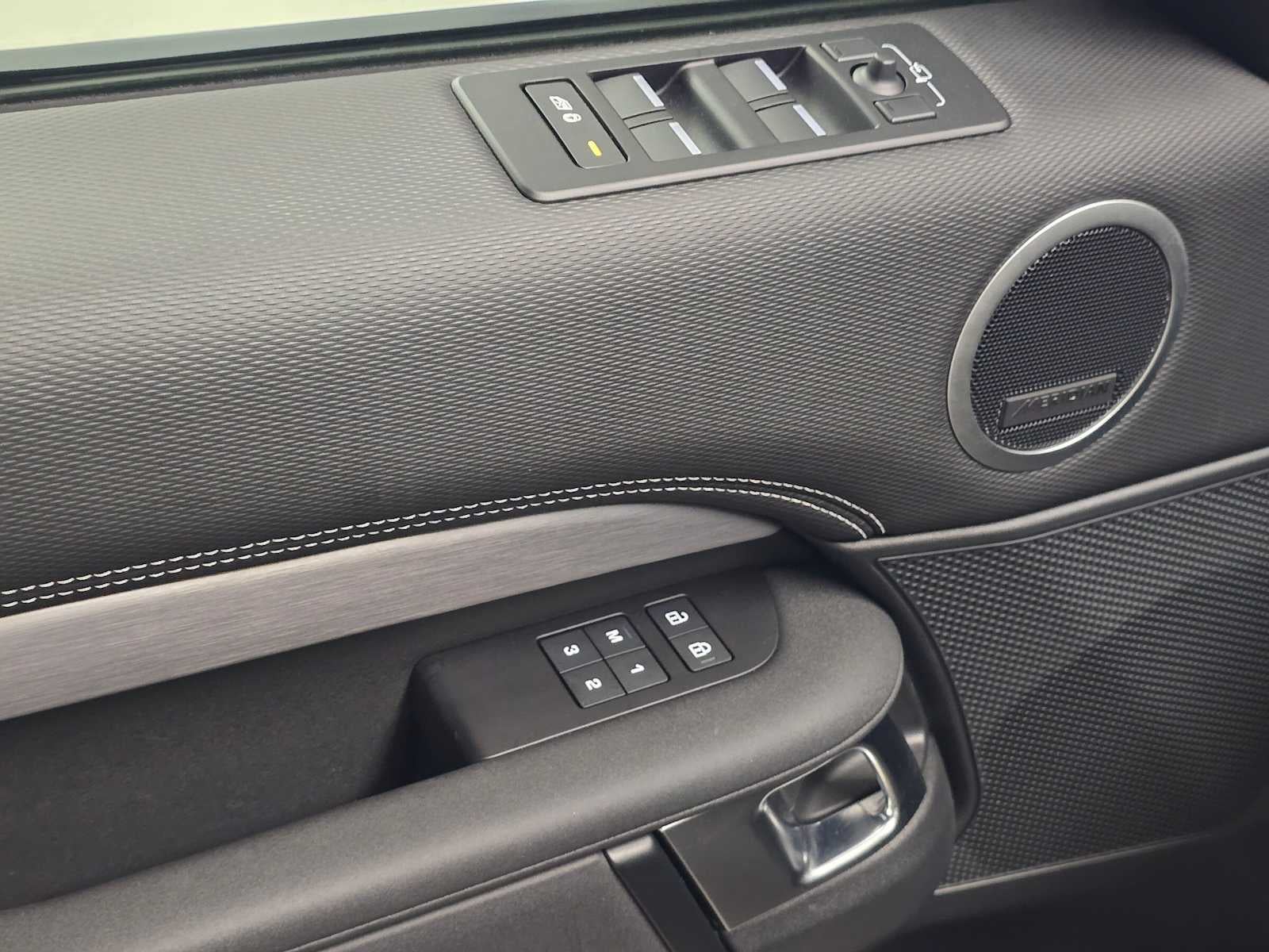 2025 Land Rover Discovery Dynamic SE