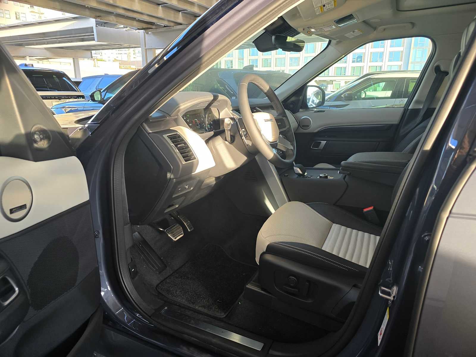 2025 Land Rover Discovery Metropolitan Edition