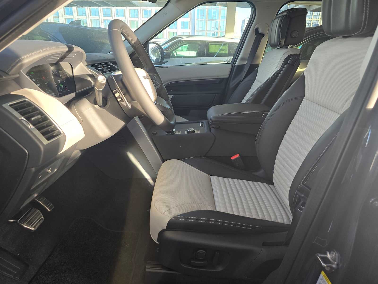 2025 Land Rover Discovery Metropolitan Edition