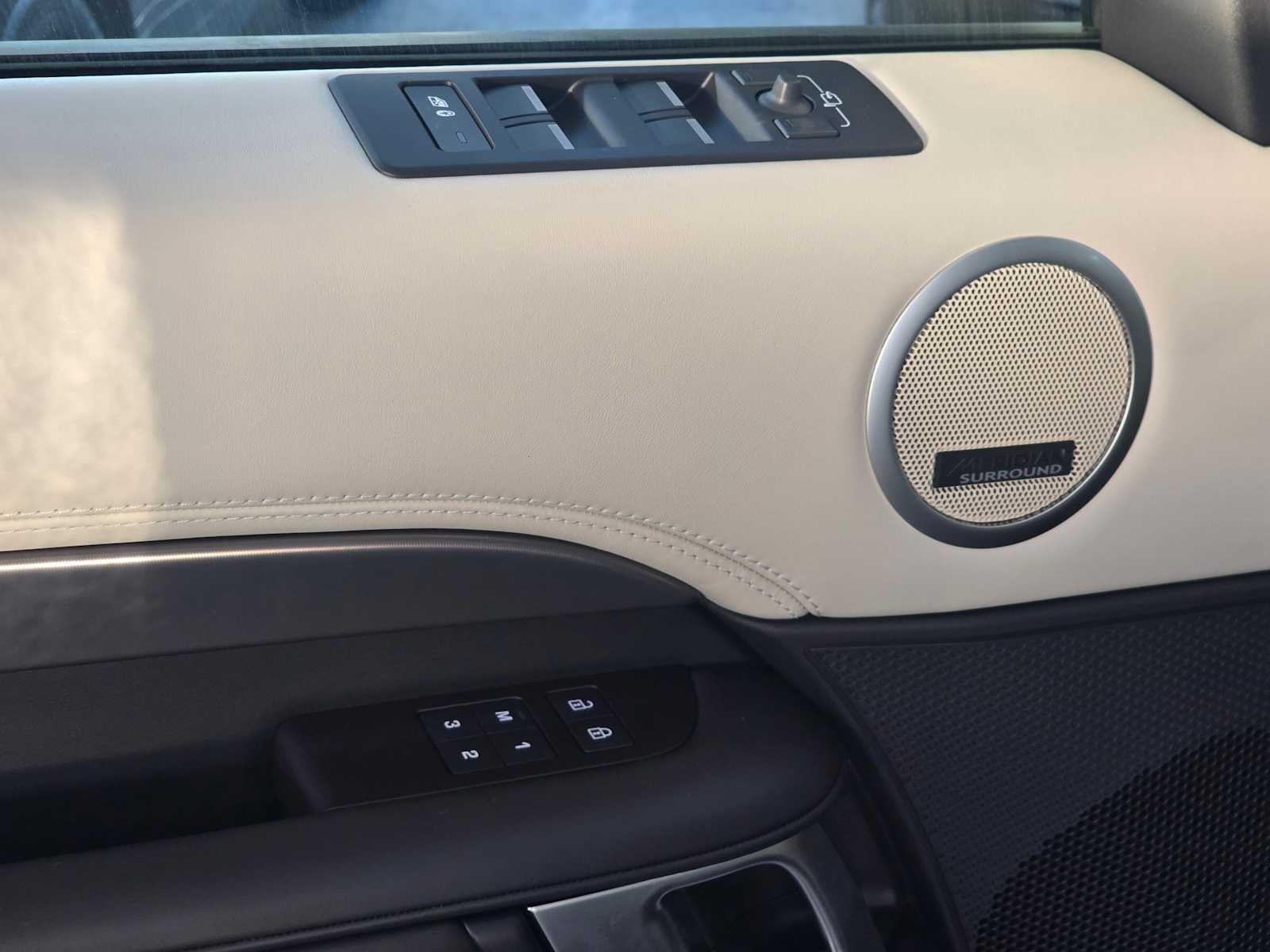 2025 Land Rover Discovery Metropolitan Edition