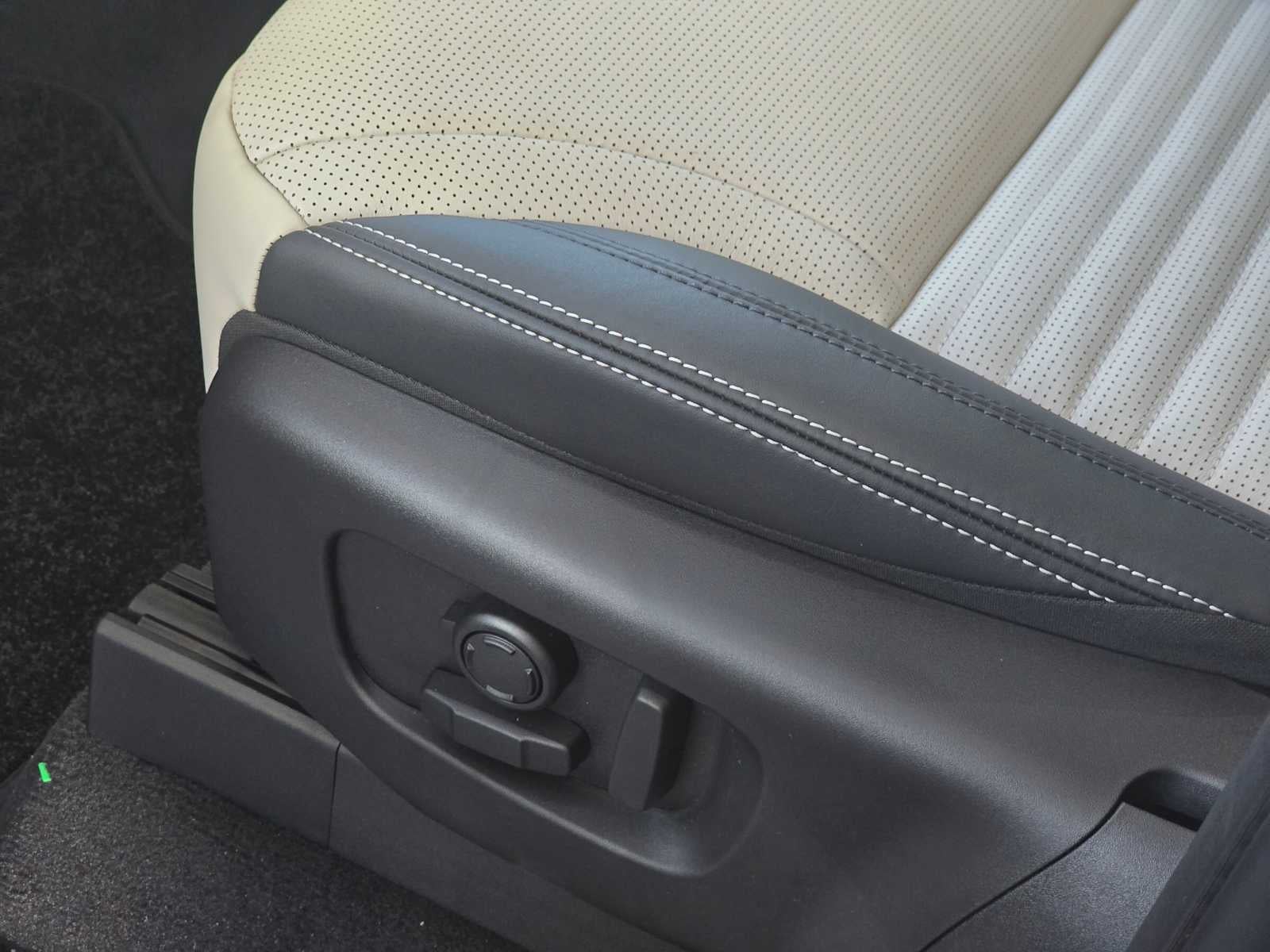 2025 Land Rover Discovery Metropolitan Edition