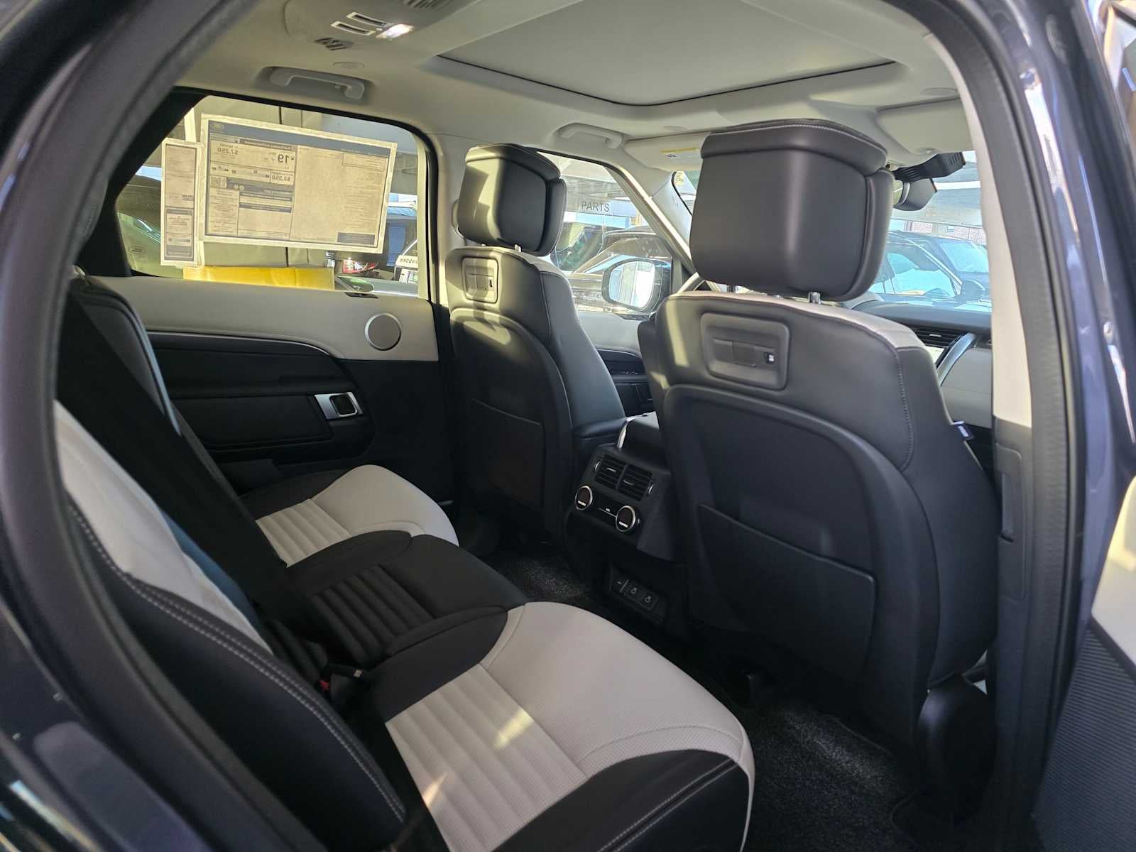 2025 Land Rover Discovery Metropolitan Edition