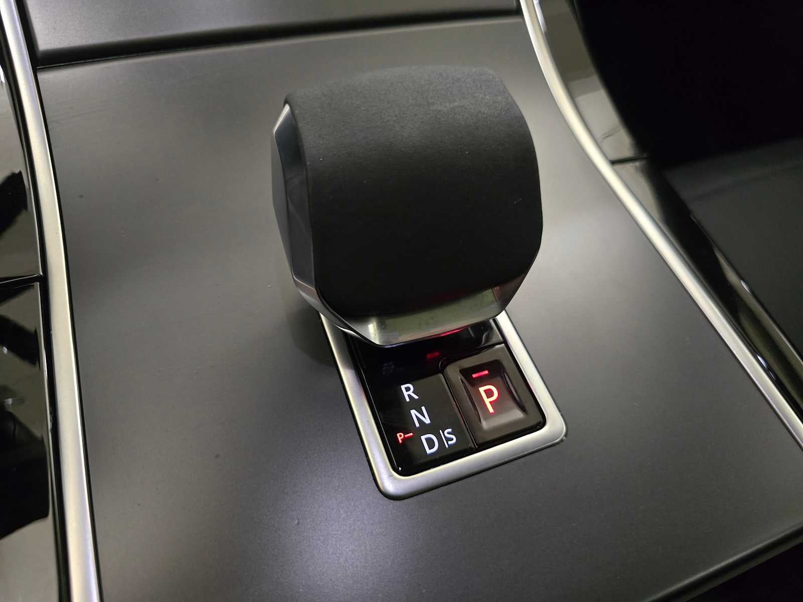 2025 Land Rover Range Rover Velar Dynamic SE