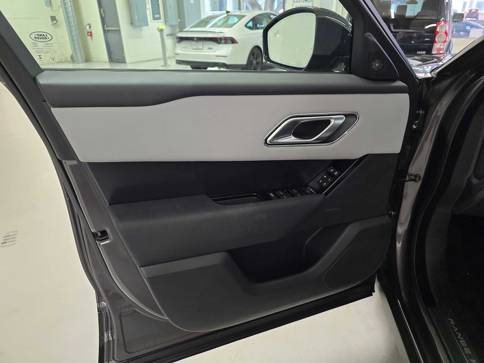 2026 Land Rover Range Rover Velar Dynamic SE