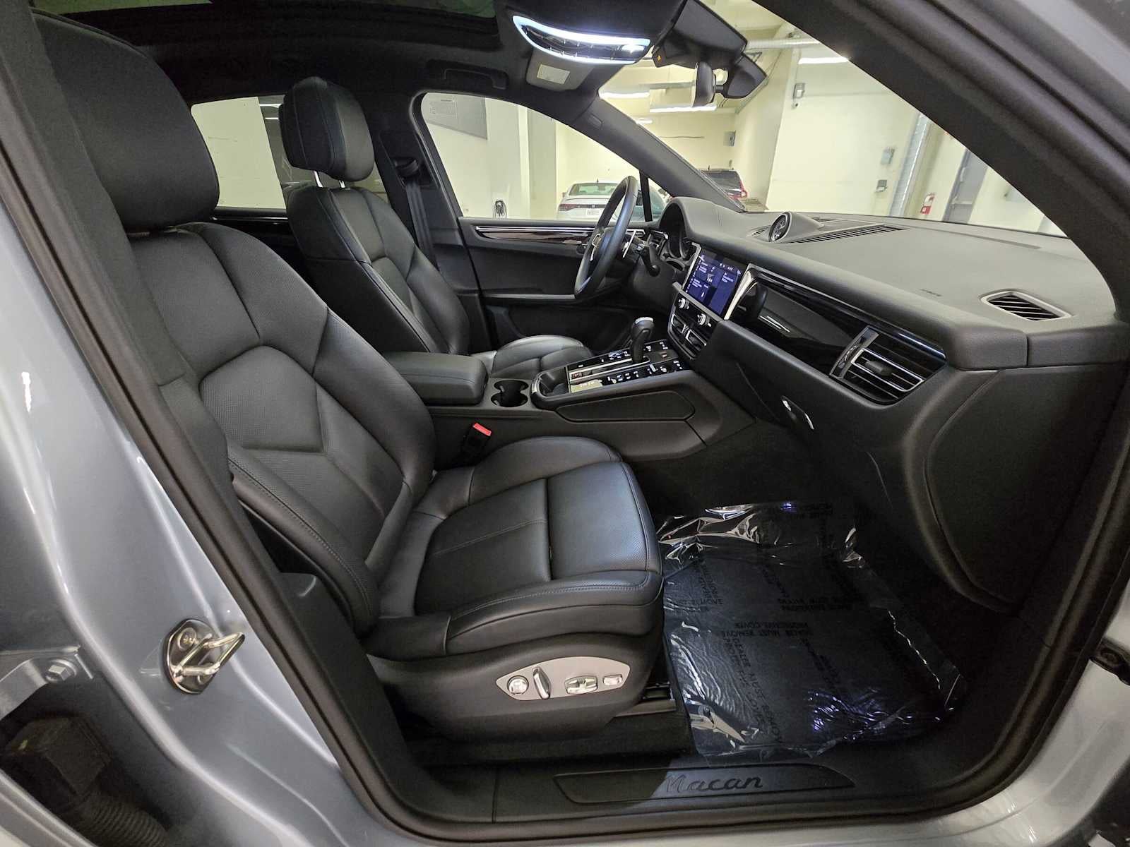 2025 Porsche Macan AWD