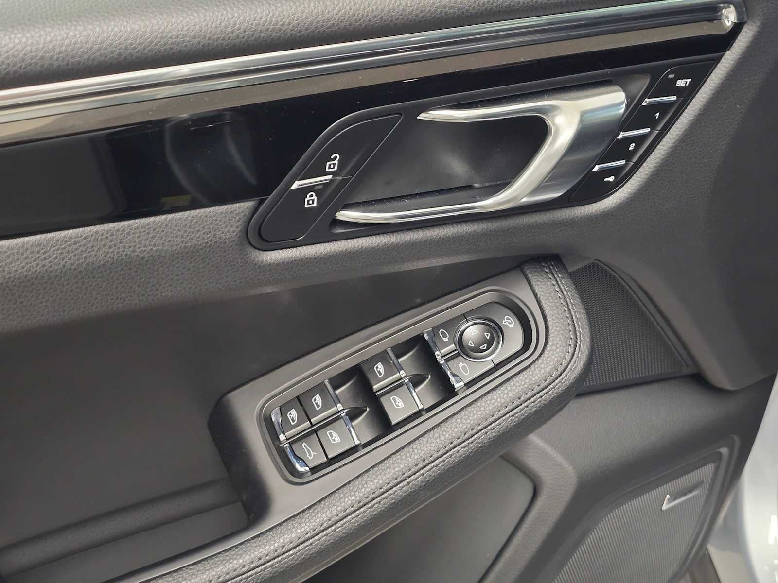 2025 Porsche Macan AWD