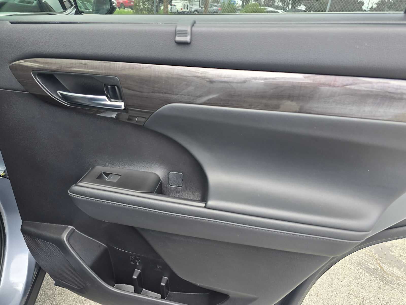 2022 Toyota Highlander Hybrid Platinum