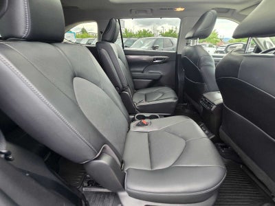 2022 Toyota Highlander Hybrid Platinum