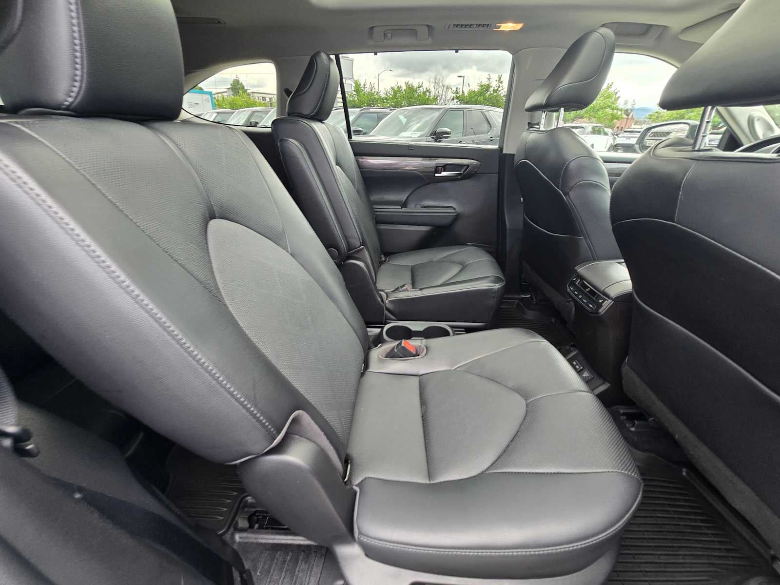 2022 Toyota Highlander Hybrid Platinum