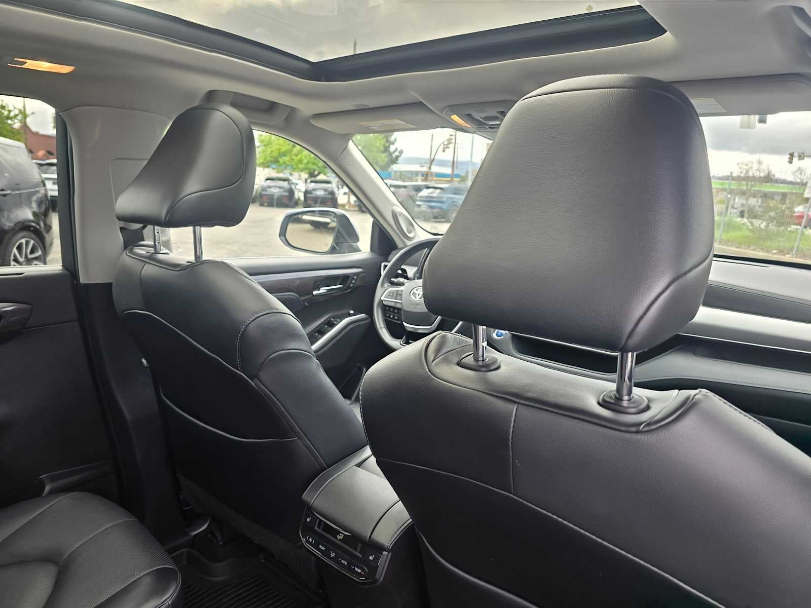 2022 Toyota Highlander Hybrid Platinum