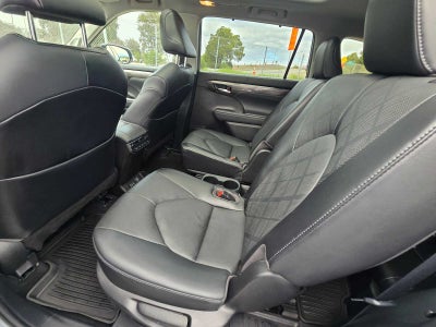 2022 Toyota Highlander Hybrid Platinum