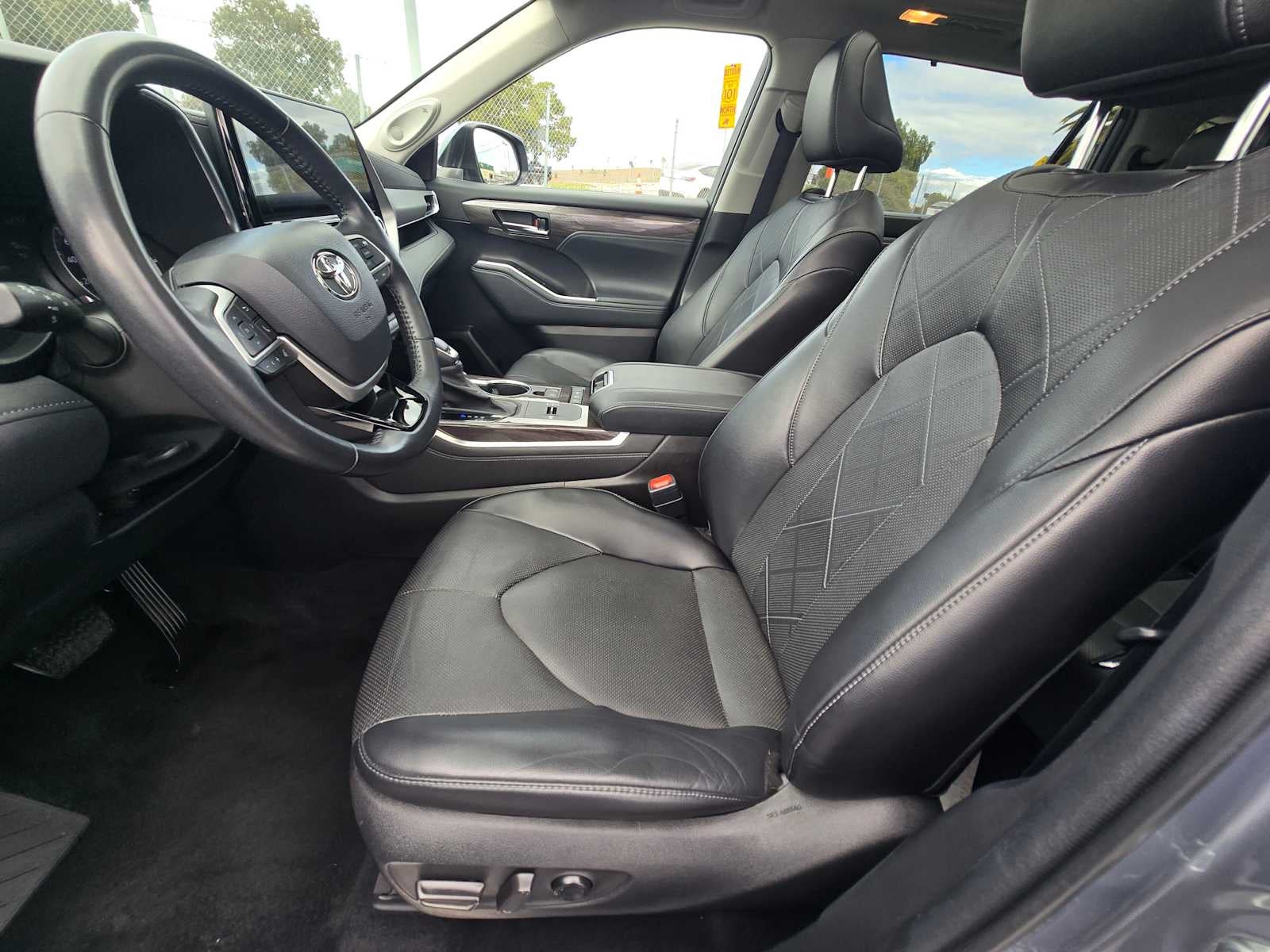 2022 Toyota Highlander Hybrid Platinum