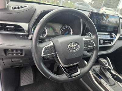 2022 Toyota Highlander Hybrid Platinum