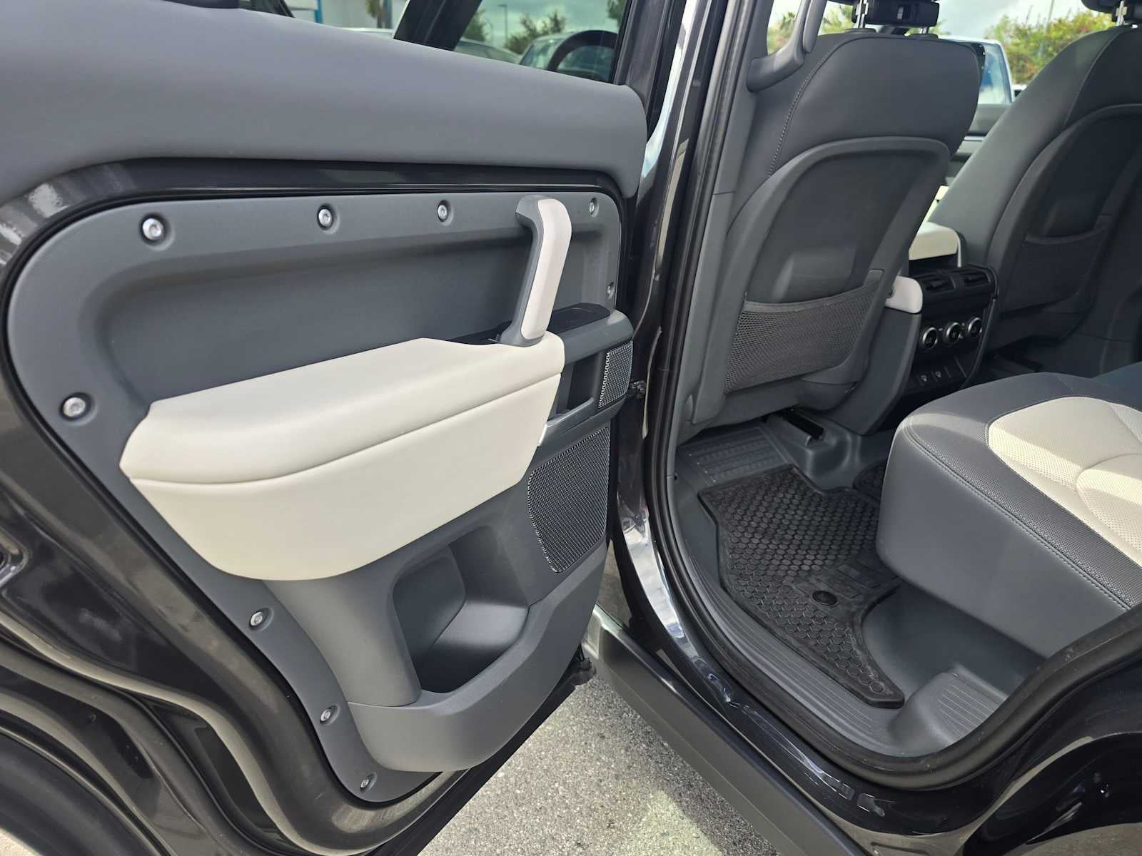 2024 Land Rover Defender X-Dynamic SE 110 P400