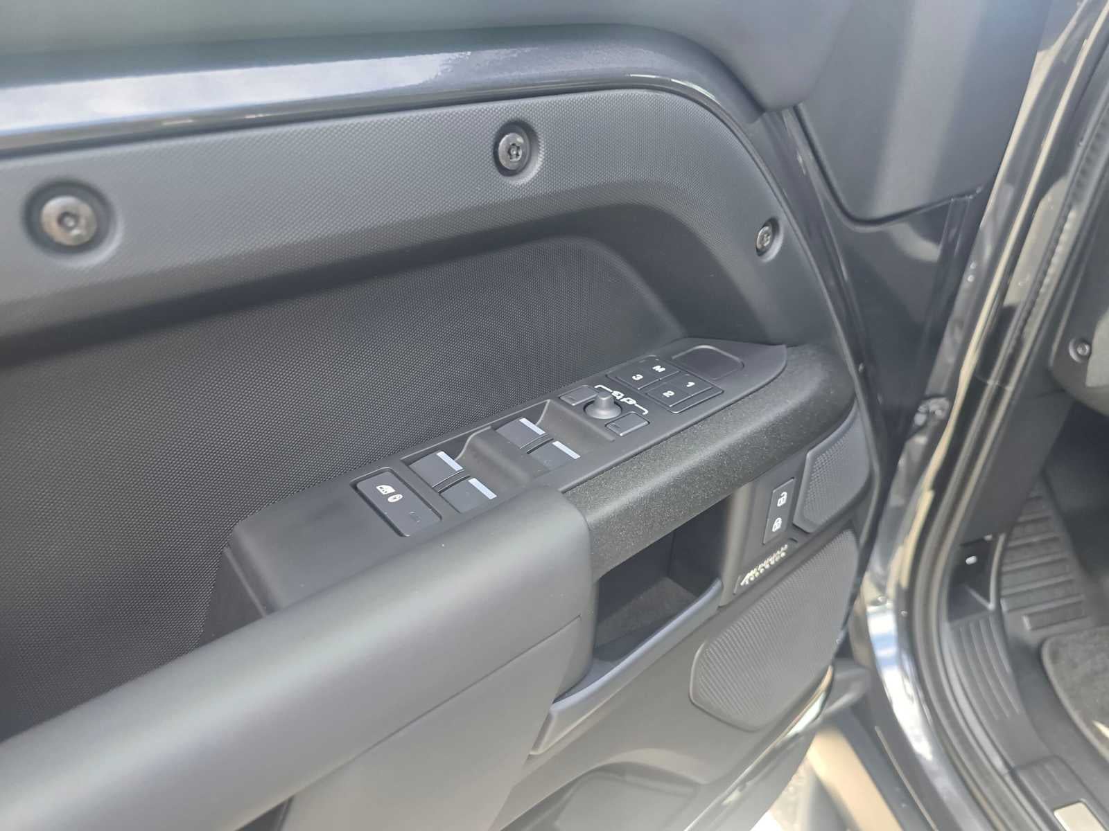 2025 Land Rover Defender OCTA Edition One 110 P635