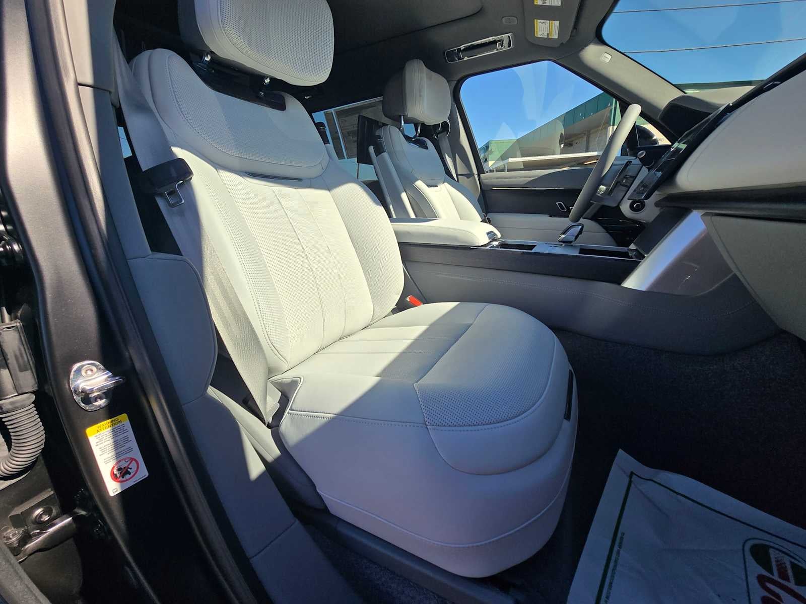 2025 Land Rover Range Rover SV