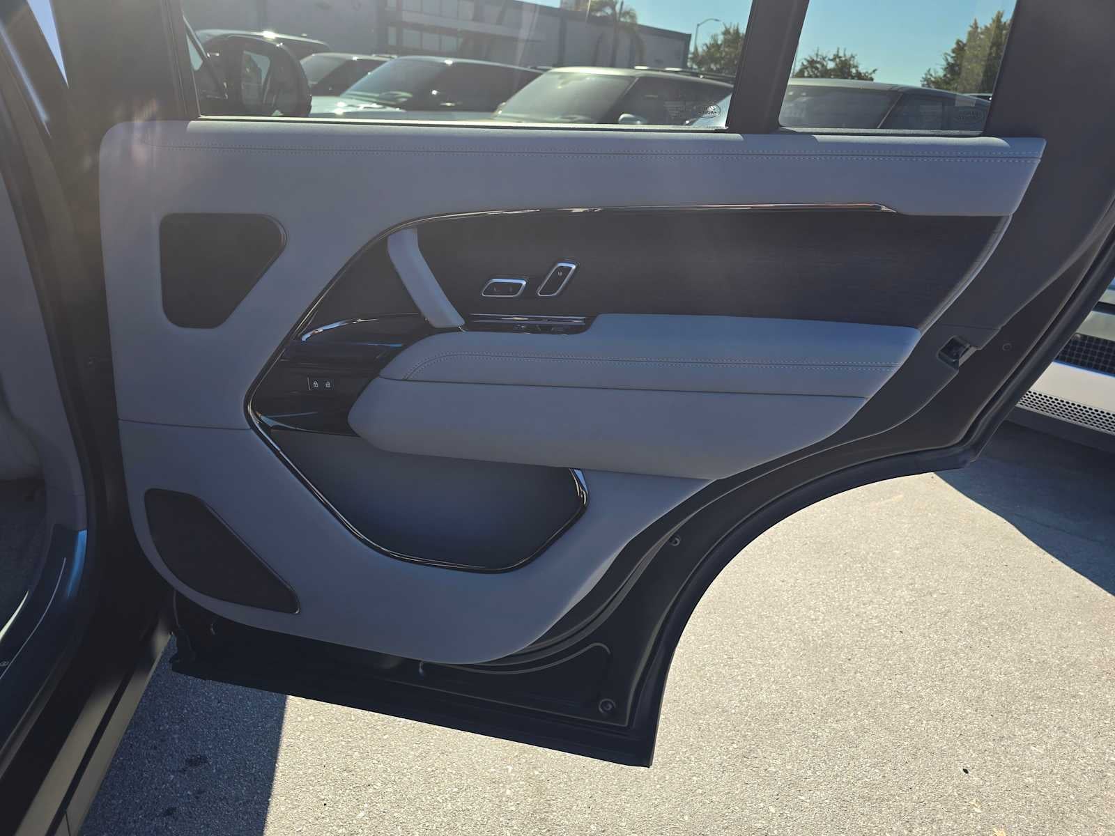 2025 Land Rover Range Rover SV