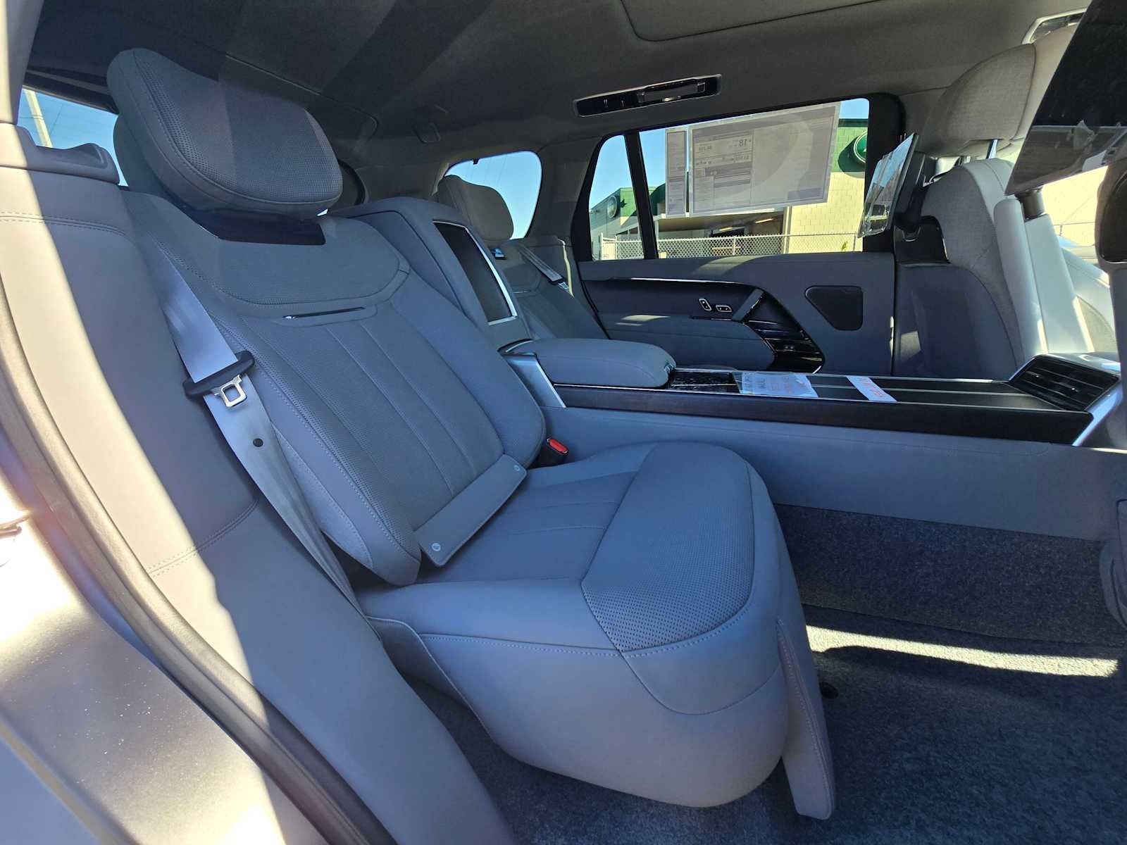 2025 Land Rover Range Rover SV