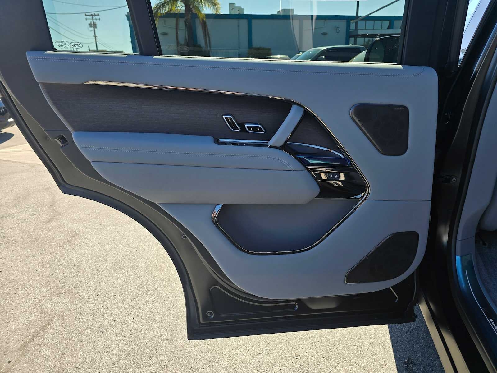 2025 Land Rover Range Rover SV