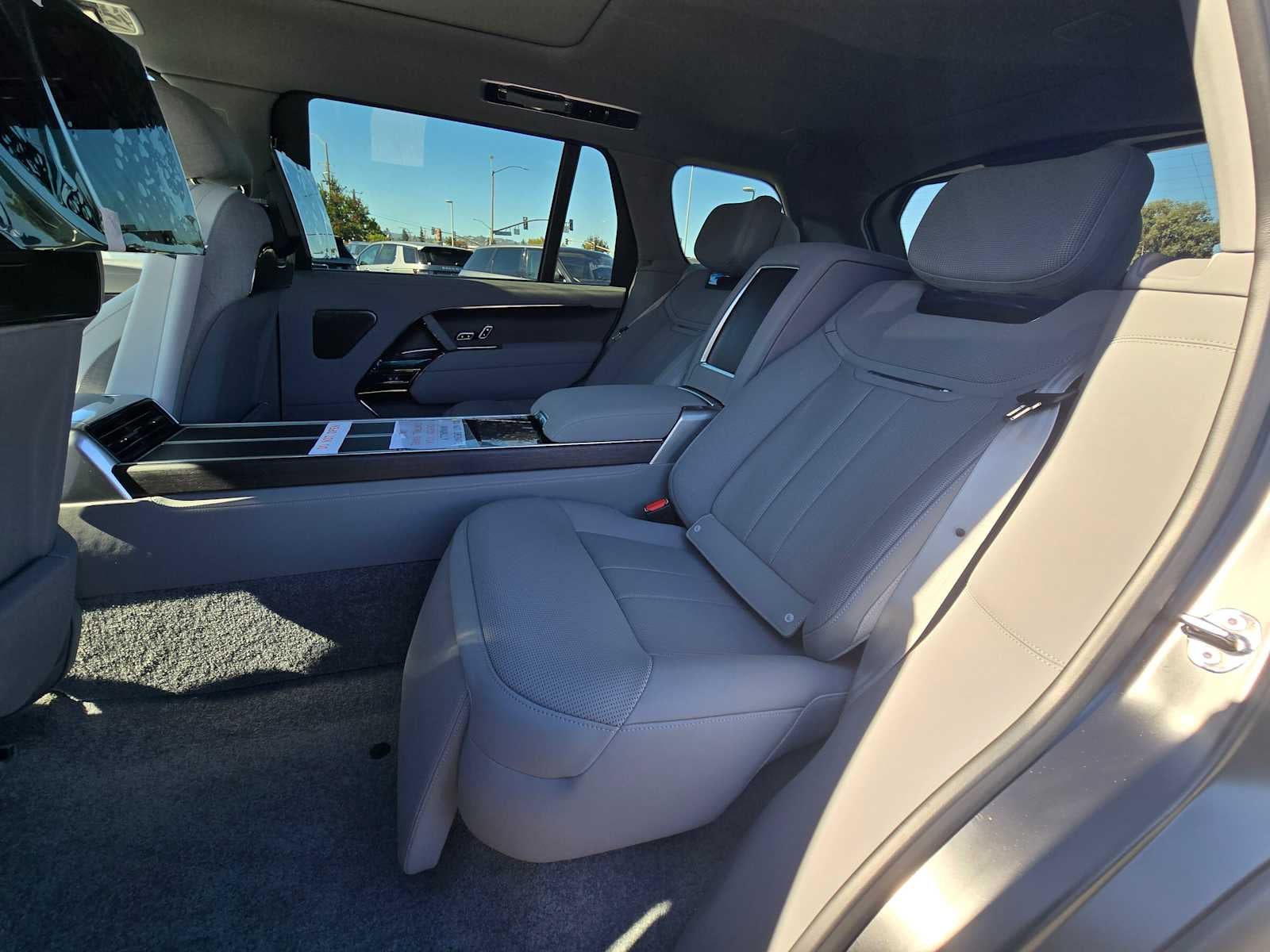 2025 Land Rover Range Rover SV