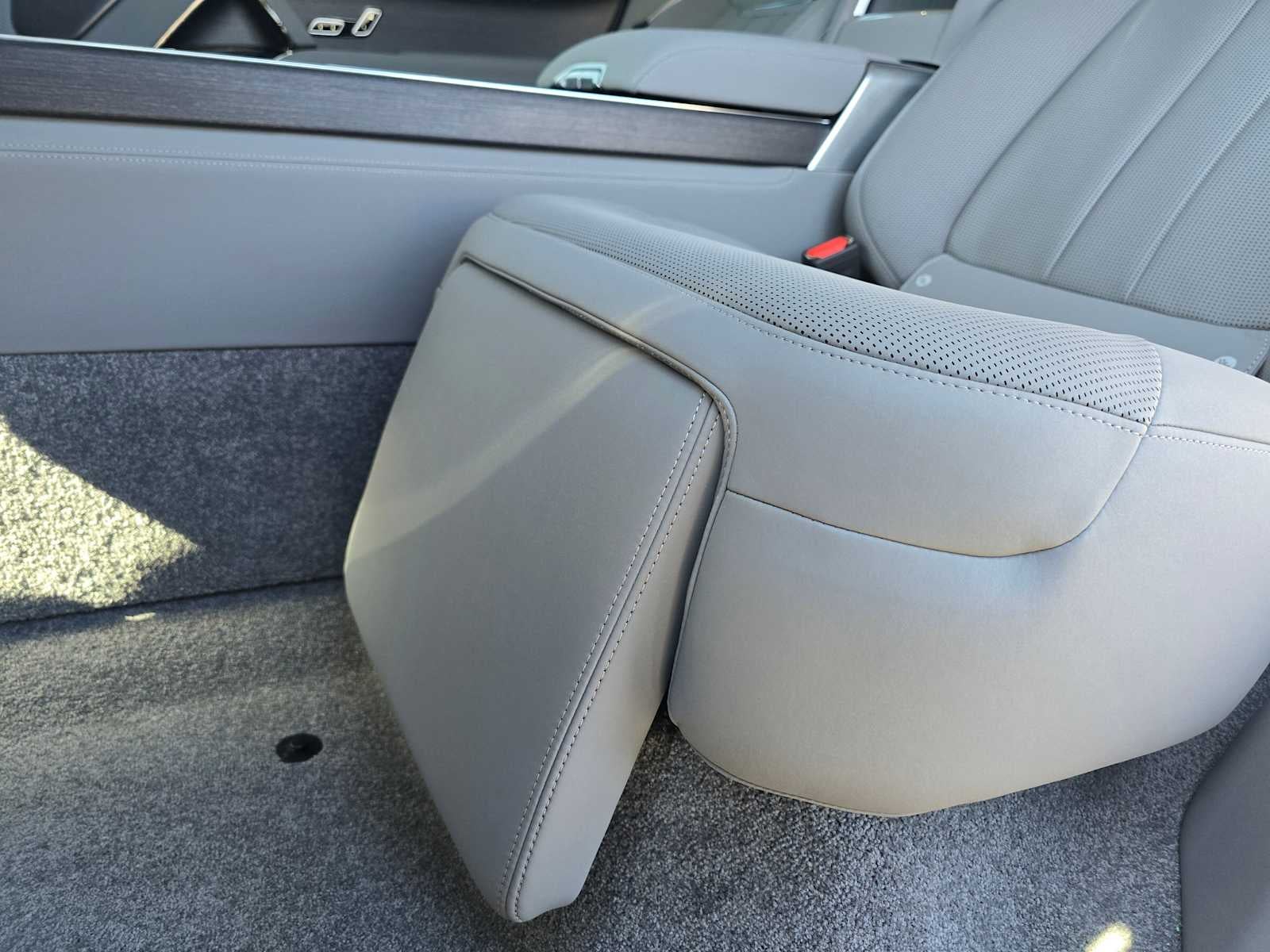 2025 Land Rover Range Rover SV